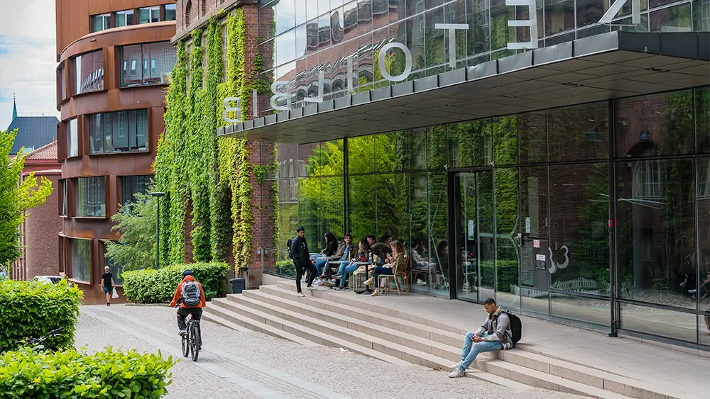 Bild på KTH Bibliotekets entré och fasad.