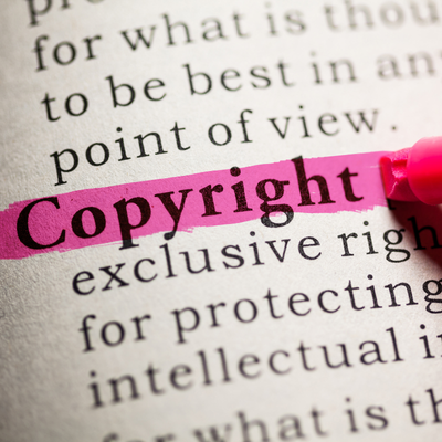 Texten Copyright överstruken med rosa markeringspenna. Bild: Canva