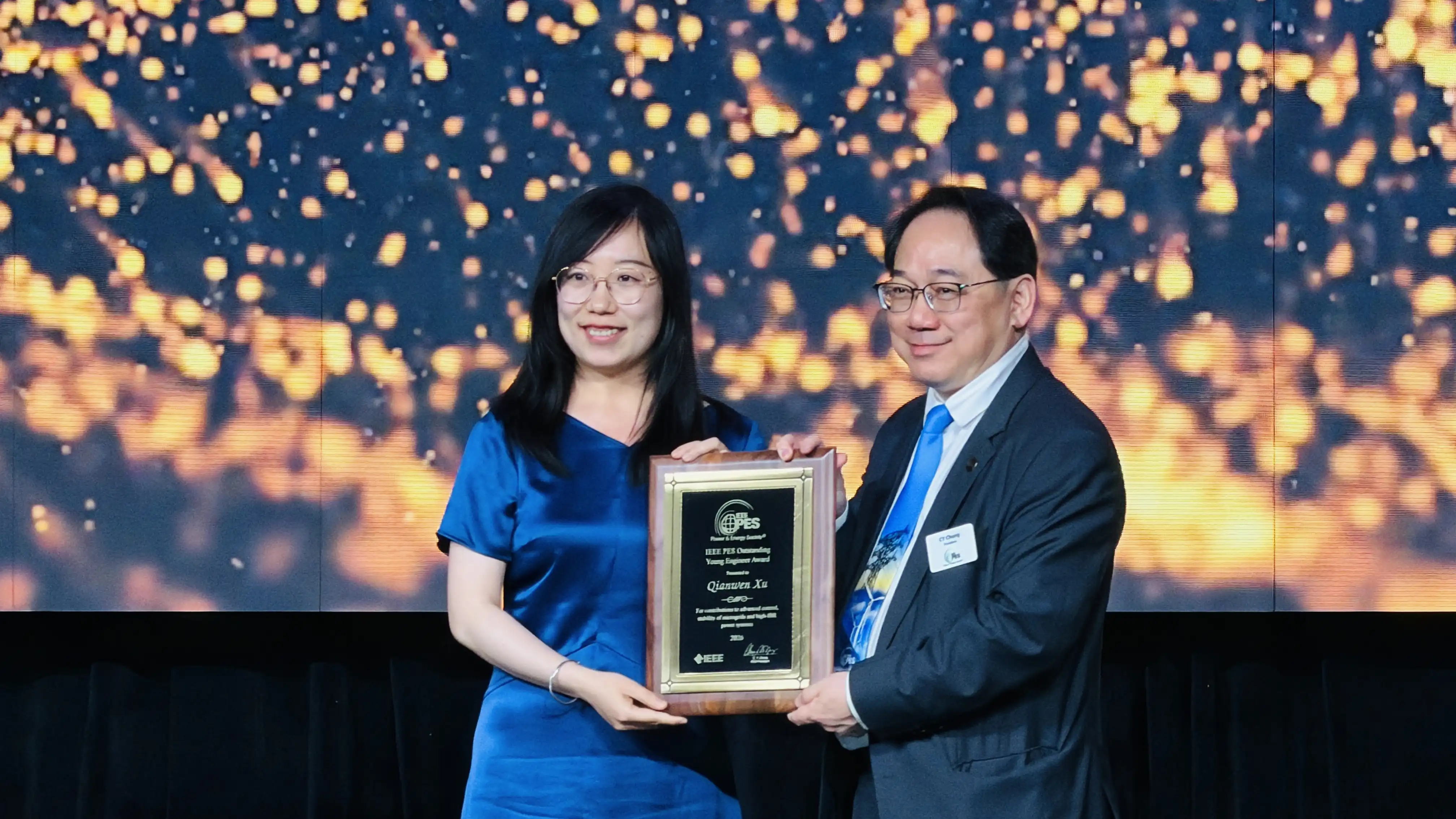 Qianwen Xu tar emot priset för EEE Power & Energy Society Outstanding Young Engineer Award 2026.