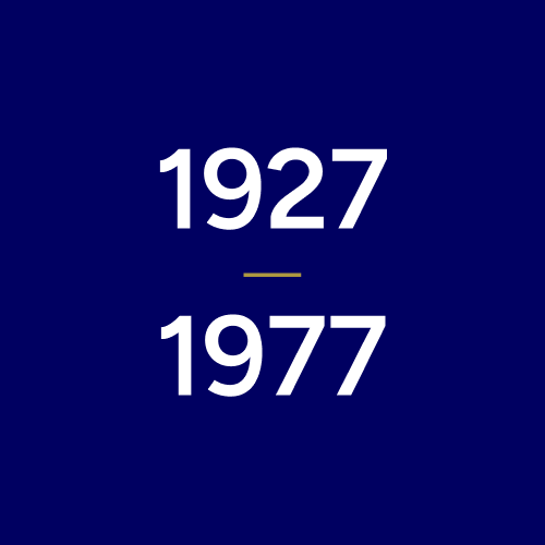 Årtalen 1927-1977 på en KTH-blå bakgrund