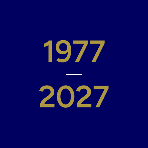 Årtalen 1977-2027 i guld mot KTH-blå bakgrund