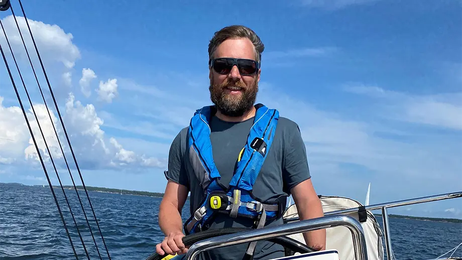 Man på en segelbåt.