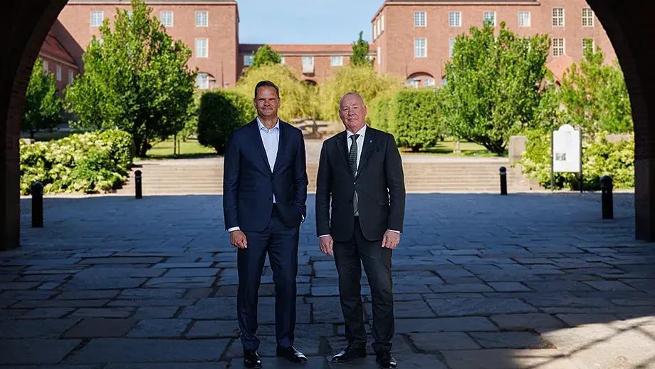 Anders Söderholm and Patrik Hofbauer standing under an archway at the KTH courtyard
