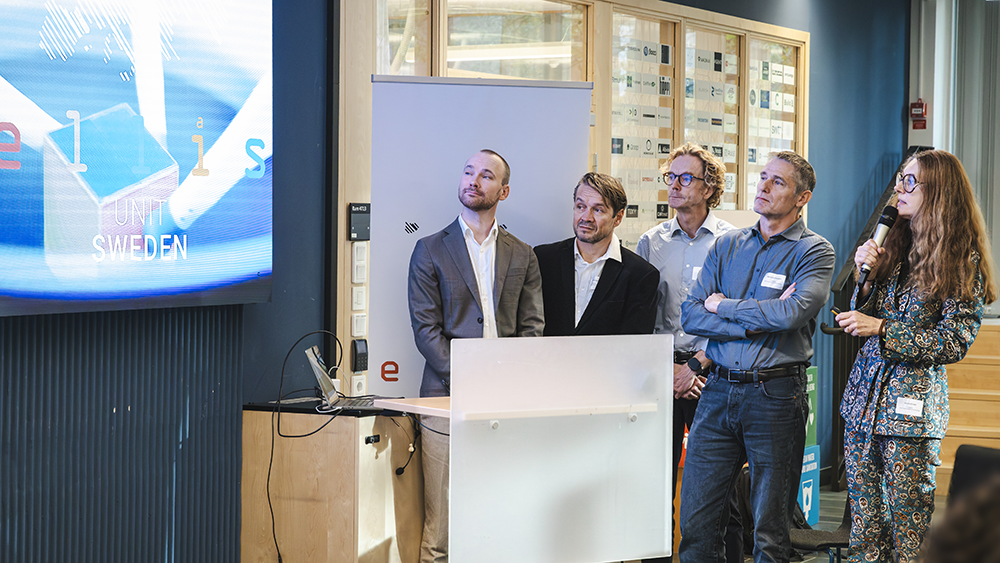 grupp av människor framför en skärm