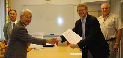 Prof. M. Inoue, president and prof. Mikael Östling, Dean 