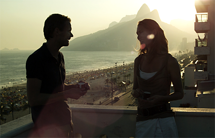 Felix Herngren och Therese Jombart i samtal på en balkong ovanför Copacabana.