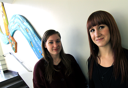 Tora Jansson och Anna Kvernplassen, de nybakade KTH-civilingenjörerna bakom undersökningen