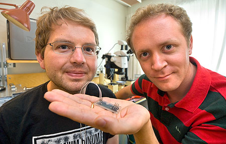 Kristinn Gylfason and Fredrik Carlborg at the Microsystem Technology Lab show the SABIO device.