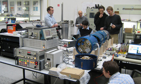 Students from the LAPlander project in the lab.