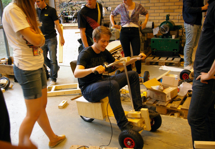 Studenter på maskinkonstruktion bygger elbil