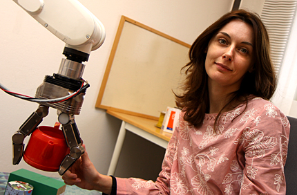 Danica Kragic Jensfelt, professor i robotik vid KTH, forskar runt tvåhandsmanipulering