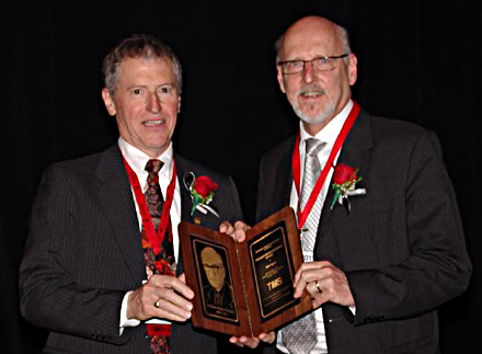 TMS president Rusty Gray tilldelar William Hume-Rothery Award till John Ågren.