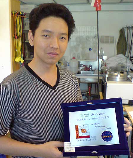 Nutapong Somjit showing the prize plaque