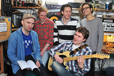 Studenter bygger en trådlös förstärkare. 