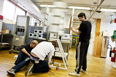 Studenter undervisas i projekt. 