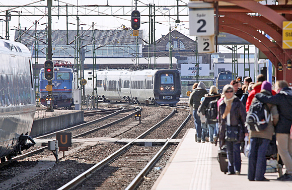 I Halmstad väntar påstigande resenärer på SJ:s Intercitytåg mot Göteborg, men den trafiken har upphört och på Västkustbanan är det nu Öresundstågen som kör hela sträckan. Fotograf: Oskar Fröidh.