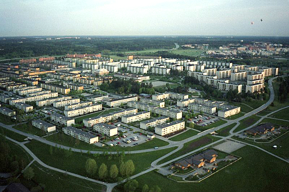 Rinkeby är en av miljonprogramsförorterna runt Stockholm. Fotograf: Holger Ellgaard.