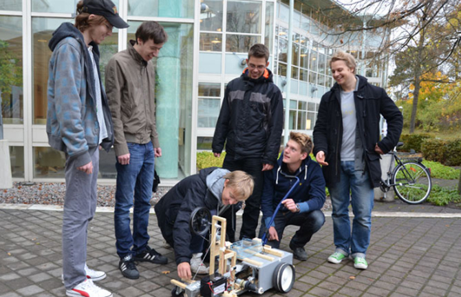 Bevin, Fredrik, Viktor, Linus, Karl-Axel och Mathias har byggt en robot som mäter golfbollars hastighet.