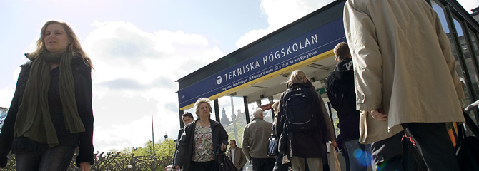 People arriving and leaving at the Tekniska Högskolan subway station
