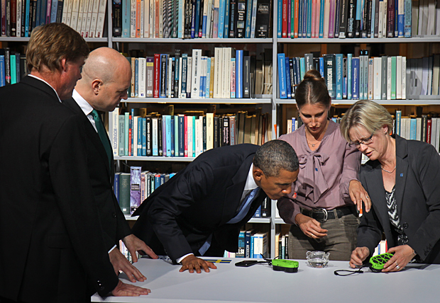 USA:s president Barack Obama detaljstuderar bränslecellsladdare.