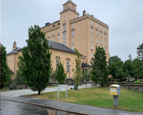 Summer picture of the exterior of Brinellvägen 8