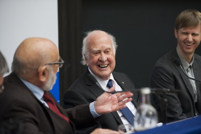 Nobelpristagaren François Englert, vänster, får sin vän och kollega Peter Higgs att skratta under ett panelsamtal vid Albanova. Till höger syns KTH-forskaren Jonas Strandberg. (Foto: Samuel Unéus)