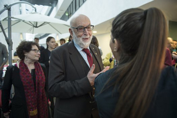 François Englert pratar med en student vid lördagens tillställning. (Foto: Samuel Unéus)