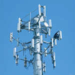 Radiomast mot en blå himmel