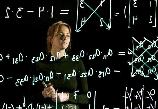 Learning glass med kvinna bakom