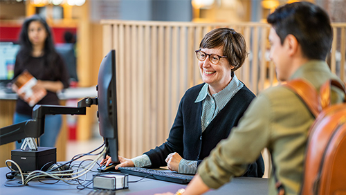 Personal i informationsdisken. Foto: Magnus Glans.
