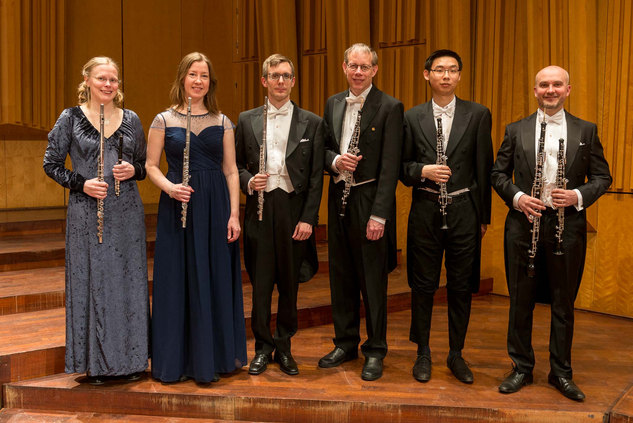 Emma Enström, Sofia Moberg och Jesper Jerkert håller i varsin flöjt. Viggo Kann, Jiatong Li och Francisco Vilaplano håller i varsin oboe.
