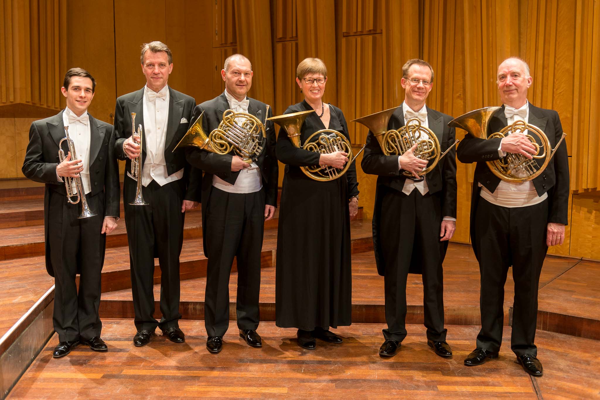 Phillip Gajland och Stig Persson med varsin trumpet. Stefan Garpås, RoseMarie Pettersson, Daniel Brandell och Björn Törnblom med varsitt horn.