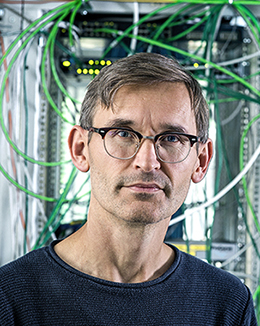 Pontus Johnson, professor i nätverk och systemteknik, i en serverhall.