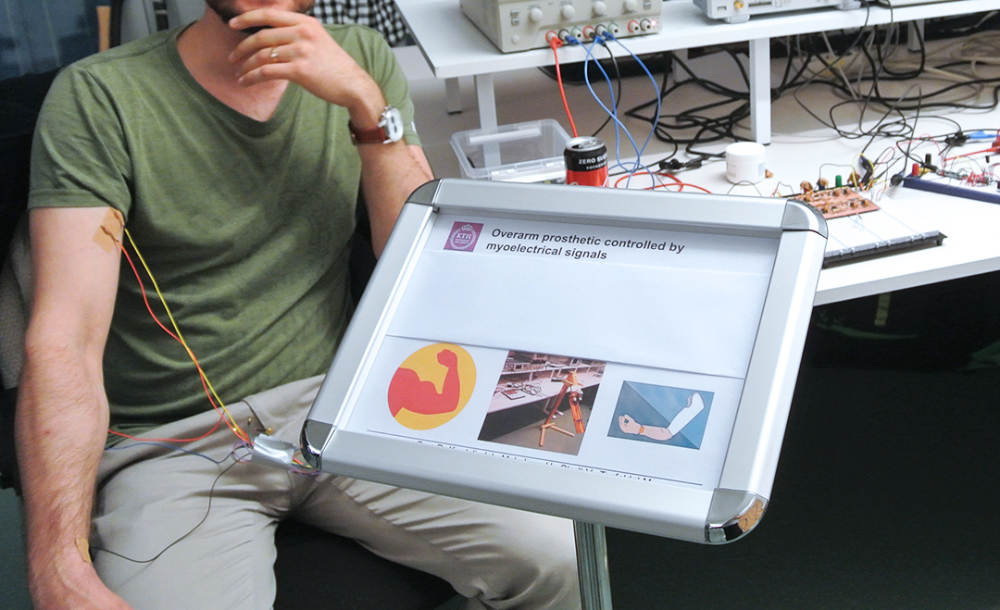 Bilden visar elektroder som är sammankopplade mellan Viktor Stedts arm och en armprotes i trä.