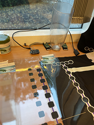 Sensorer inbäddade i en plastfilm som ligger på ett skrivbord.