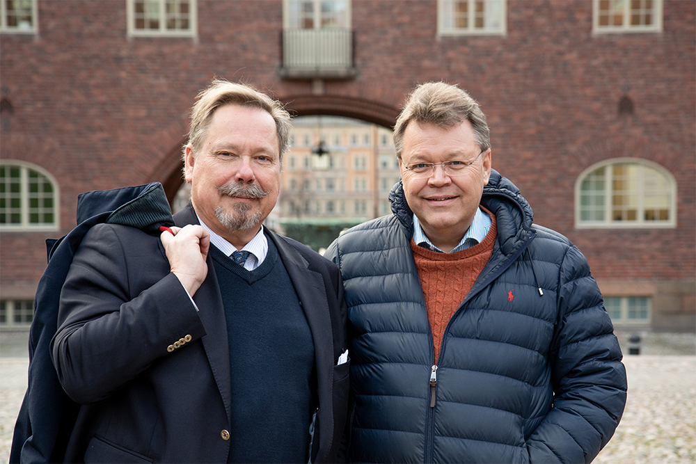 Rutger Gyllenram och Peter Samuelsson poserar på borggården på KTH