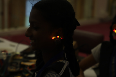 En av deltagarna med lysdioder i håret som accessoar.