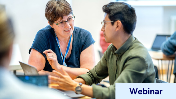 Student och lärare diskuterar med varandra i ett klassrum.