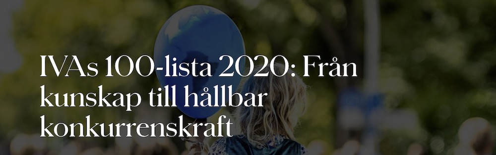 Text i bild: "IVAs 100-lista 2020: Från kunskap till hållbar konkurrenskraft". Bakgrunden är mörkad, en folksamling (mest bakifrån) där ett barn som sitter på någons axlar håller i en blå ballong.
