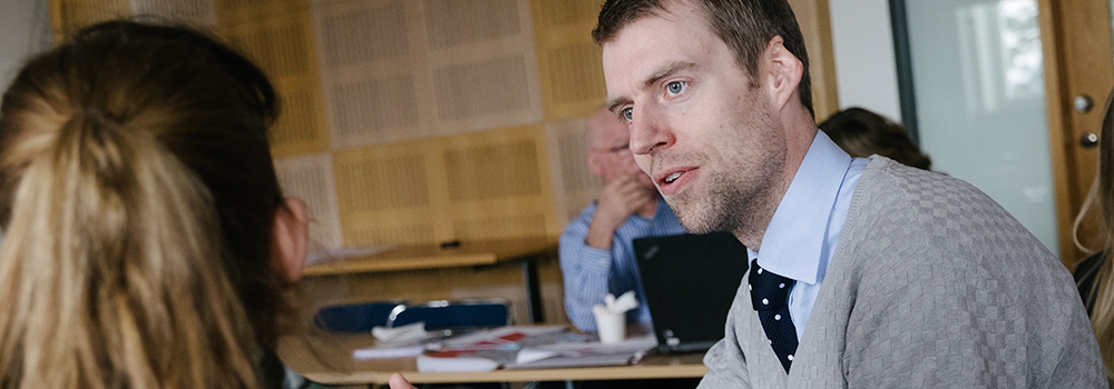 Gustav Notander, affärsutvecklingscoach på KTH Innovation, pratar med en idébärare.