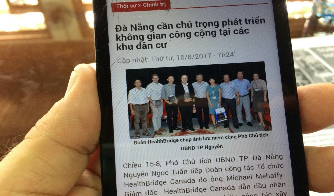 Screen of a mobile phone that shows a vietnamese newspaper article