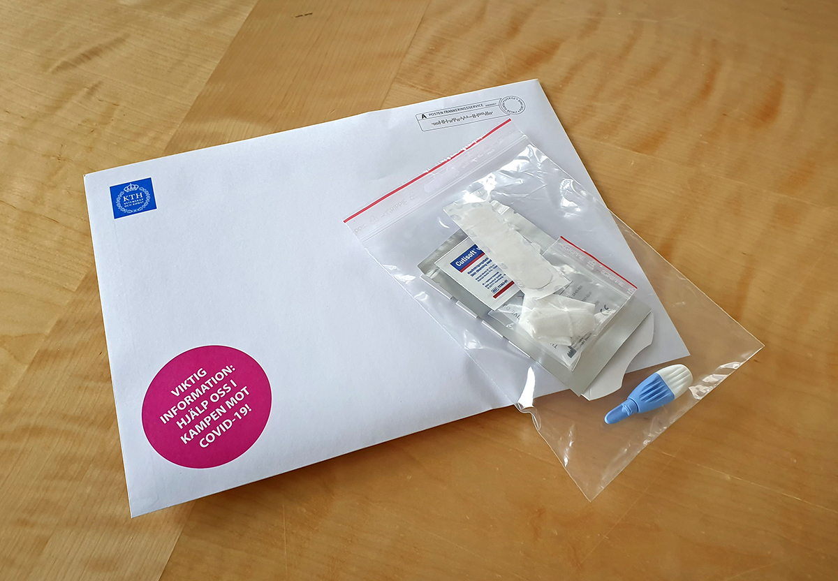 Ett kuvert med KTH-logotyp på, samt en rosa dekal som förkunnar Viktigt information: Hjälp oss i kampen mot covid-19. Ovanpå kuvert ligger en plastpåse med ett testkit i.