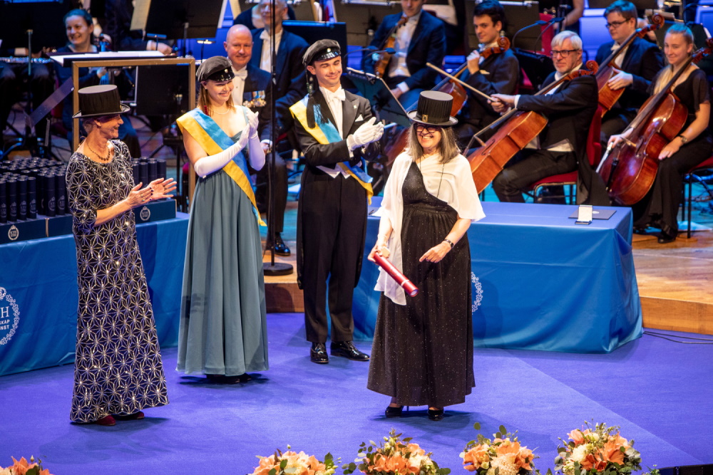 Suzana G. Fries recieves the diploma as she is awarded an honorary doctorate at KTH 2022.