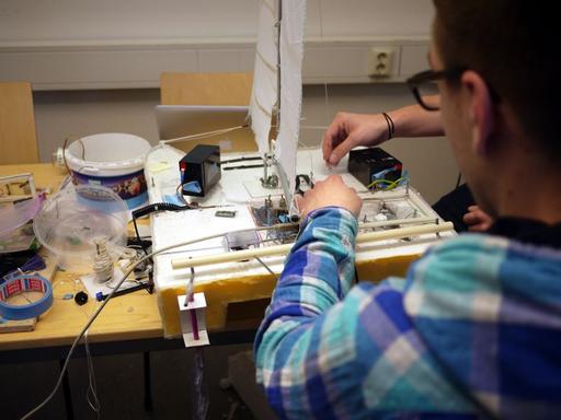 Robotiserad, obemannad segelbåt för miljöprovtagning på sjöar.